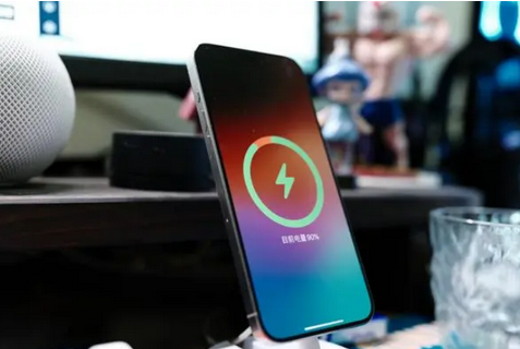 新蔡苹果15换屏服务分享用什么充电器给iPhone15充电更好 